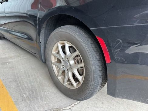 Used 2024 Chrysler Pacifica Touring-L FWD image 11