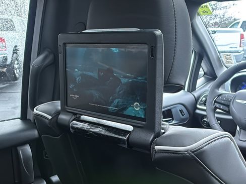 New 2026 Chrysler Pacifica Limited w/ Uconnect Theater Family Group image 20