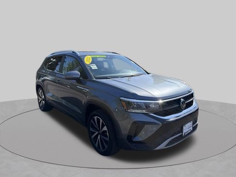 Used 2022 Volkswagen Taos SE AWD/4WD image 1