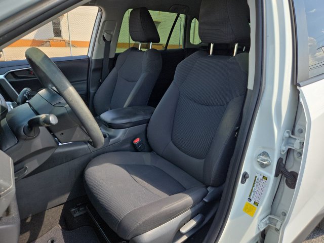 Used 2019 Toyota RAV4 LE FWD image 11