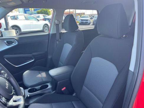 Used 2025 Kia Soul LX w/ LX Technology Package FWD image 27