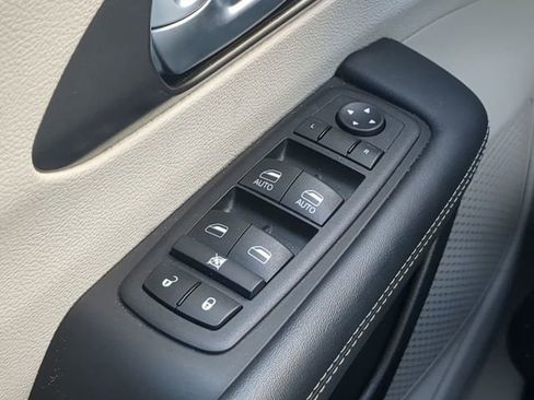 Certified 2024 Chrysler Pacifica Touring-L image 29