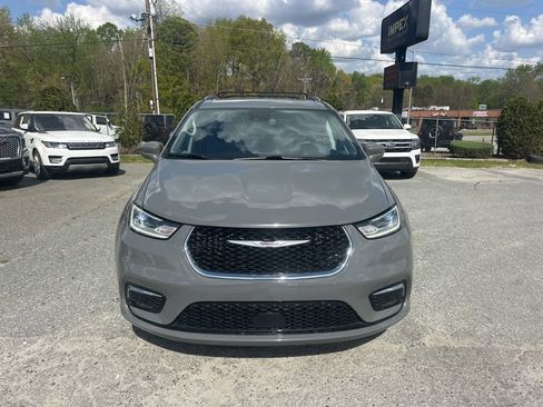 Used 2021 Chrysler Pacifica Touring-L image 8