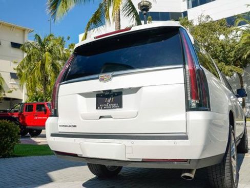 Used 2019 Cadillac Escalade ESV Premium Luxury RWD image 37