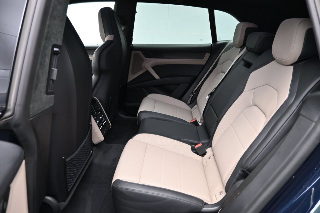 Certified 2026 Porsche Cayenne Turbo AWD/4WD image 7