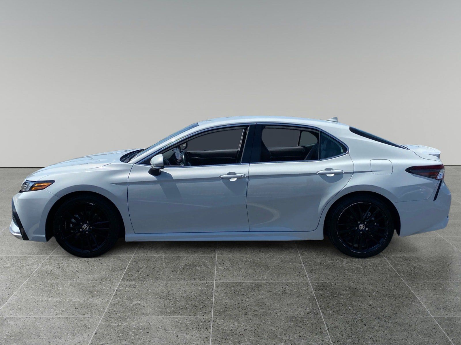 Used 2023 Toyota Camry XSE FWD image 2
