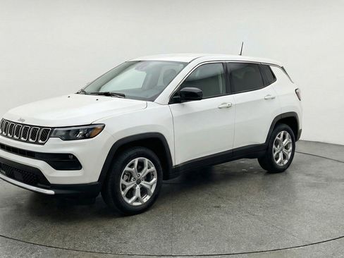 Used 2025 Jeep Compass Latitude AWD/4WD image 3
