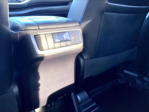 Used 2019 Toyota Highlander SE image 35