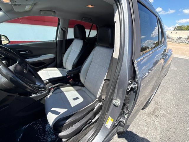 Used 2020 Chevrolet Trax LT w/ LT Convenience Package FWD image 5