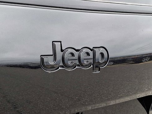 New 2025 Jeep Grand Cherokee L Laredo image 19