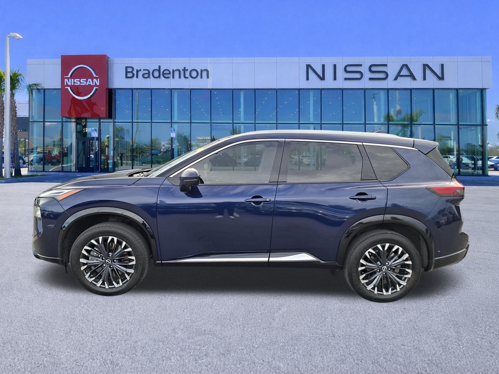 Certified 2025 Nissan Rogue Platinum w/ Tech Package FWD image 8