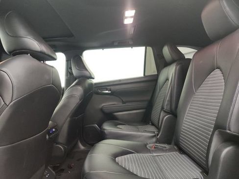 Used 2023 Toyota Highlander XSE FWD image 11