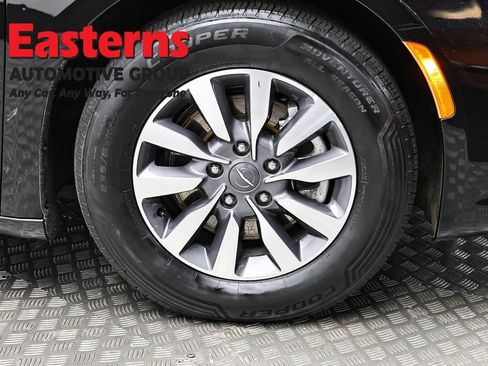 Used 2024 Chrysler Pacifica Select FWD image 32