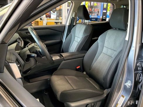 Used 2025 Nissan Rogue SV FWD image 3