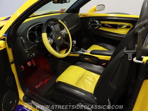 Used 2005 Chevrolet SSR w/ Preferred Equipment Group image 4
