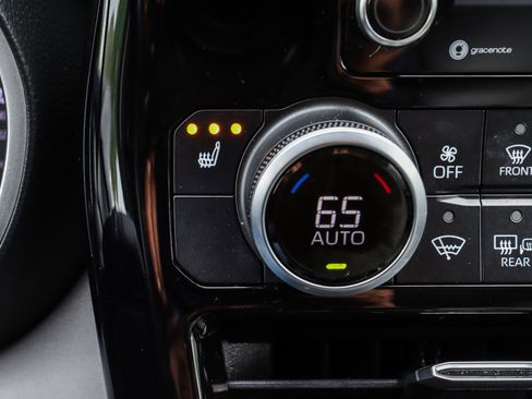 Used 2020 Toyota Highlander XLE image 12