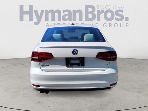 Used 2016 Volkswagen Jetta Sport FWD image 4
