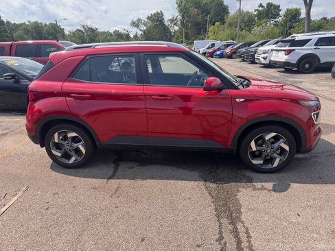 Used 2022 Hyundai Venue Limited FWD image 6
