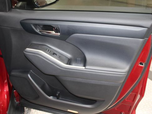 Used 2024 Toyota Highlander XLE image 18