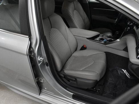 Used 2021 Toyota Camry SE w/ Cold Weather Package image 15