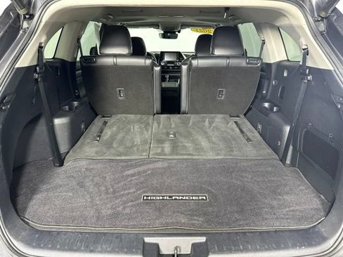Used 2021 Toyota Highlander XLE AWD/4WD image 7