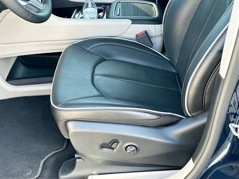 Used 2024 Chrysler Pacifica Limited FWD image 19