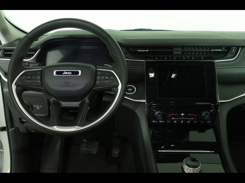 Used 2023 Jeep Grand Cherokee Laredo RWD image 13