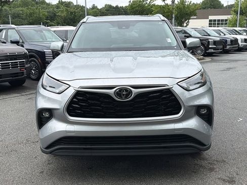 Used 2023 Toyota Highlander XLE FWD image 2