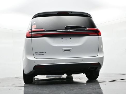 Used 2024 Chrysler Pacifica Touring-L FWD image 19