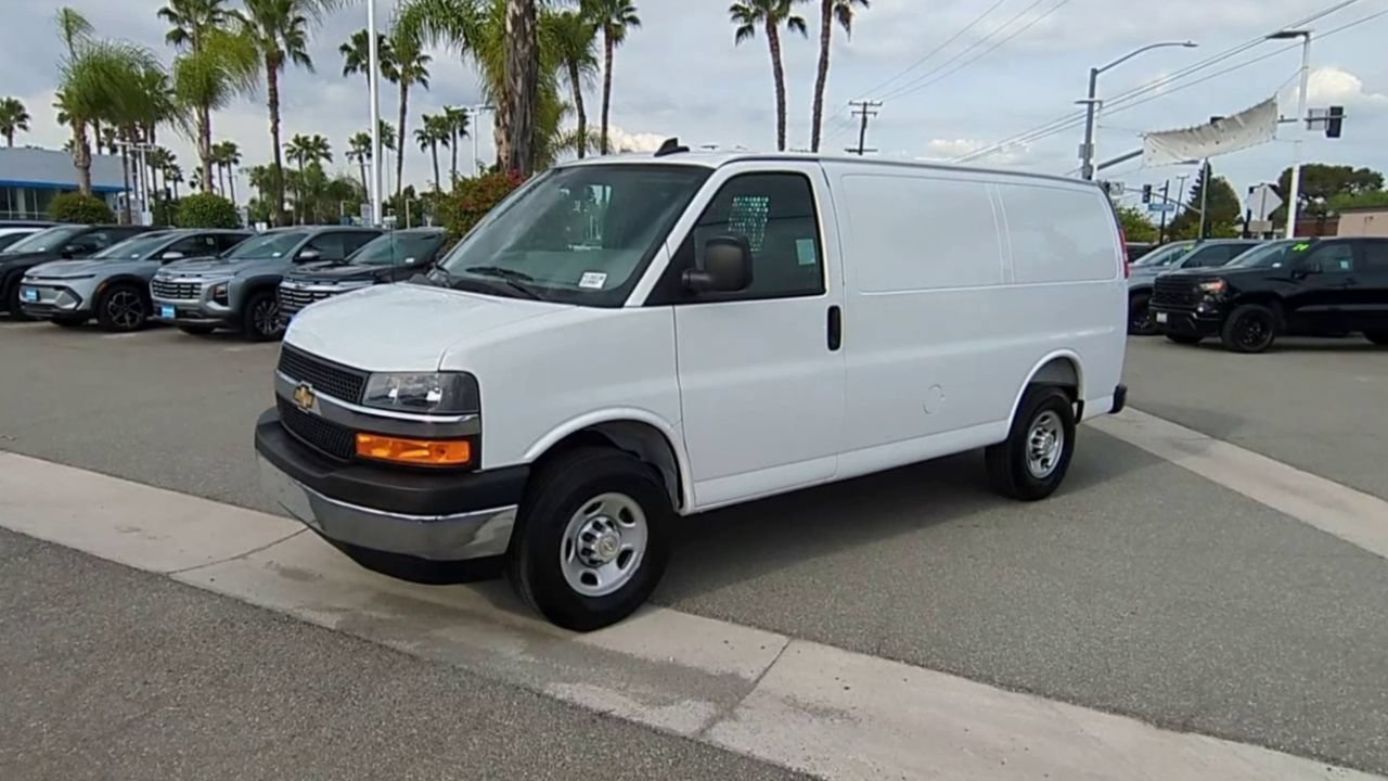 Used 2025 Chevrolet Express 2500 w/ Driver Convenience Package RWD image 4