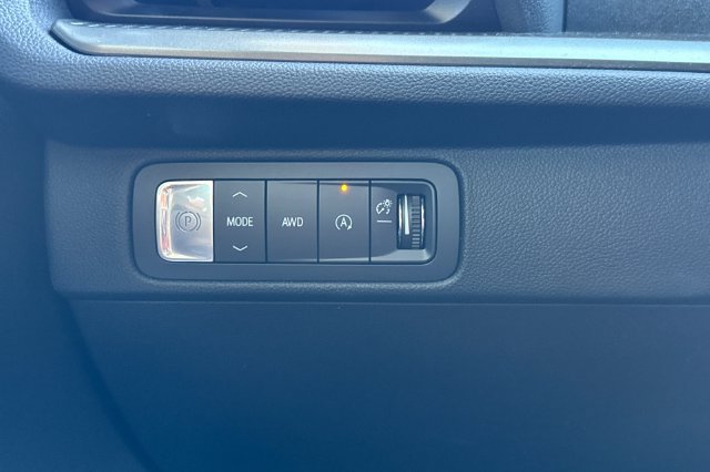 Used 2025 Chevrolet Traverse LT AWD/4WD image 33
