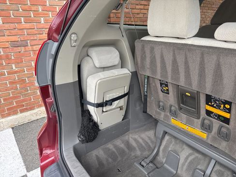 Used 2011 Toyota Sienna LE image 38