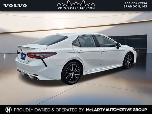 Used 2024 Toyota Camry SE image 4