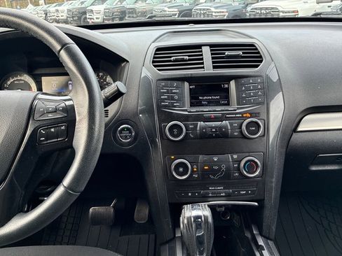 Used 2018 Ford Explorer XLT image 18