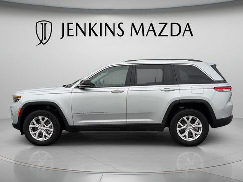 Used 2022 Jeep Grand Cherokee Limited w/ Luxury Tech Group II RWD image 6