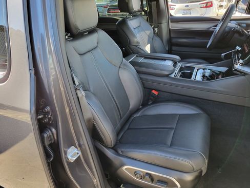 Used 2025 Jeep Wagoneer Series II AWD/4WD image 18