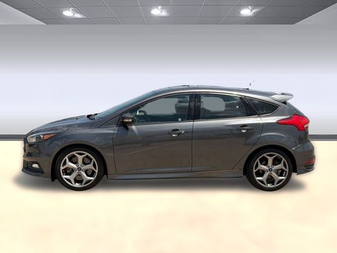 Used 2018 Ford Focus ST w/ Equipment Group 402A FWD image 2