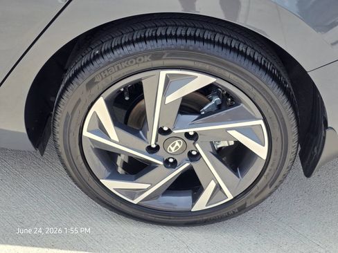 Certified 2025 Hyundai Elantra Limited FWD image 10