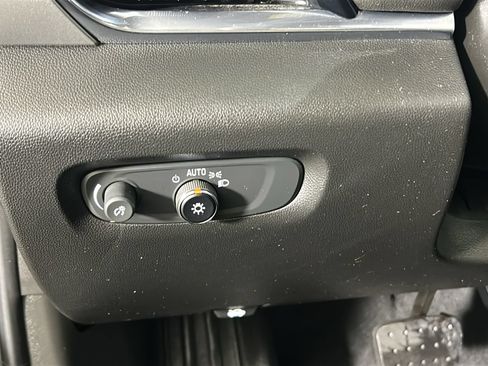 Used 2023 Chevrolet Traverse LT FWD image 22