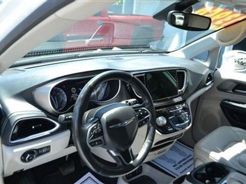 Used 2021 Chrysler Pacifica Touring-L FWD image 12