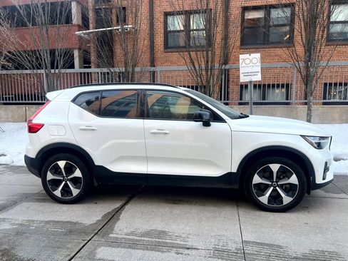 Certified 2025 Volvo XC40 B5 Plus image 8