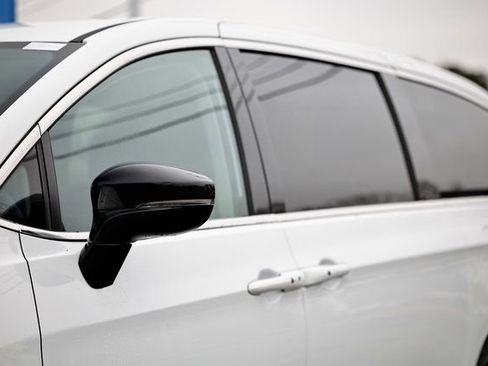 Used 2024 Chrysler Pacifica Touring-L image 3