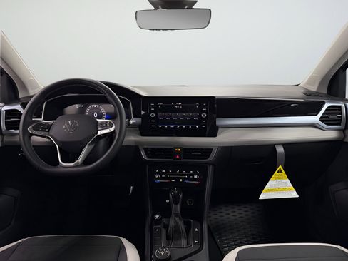 New 2025 Volkswagen Taos SE image 9