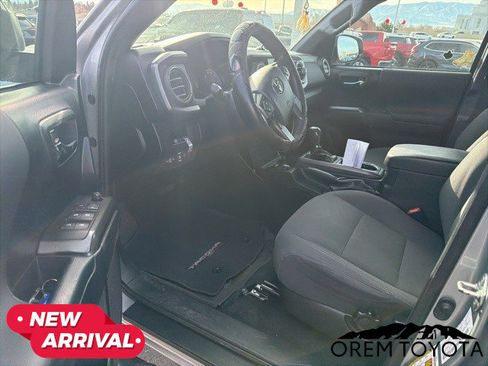 Used 2019 Toyota Tacoma TRD Sport image 14