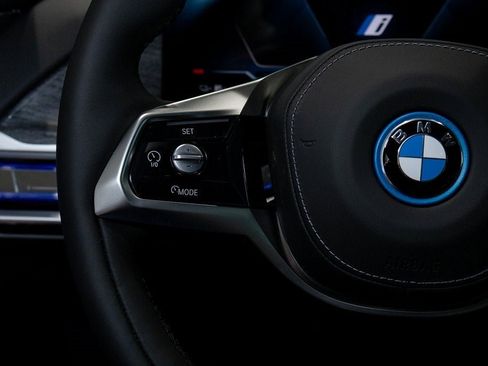 Used 2025 BMW i7 eDrive50 w/ Premium Package image 26