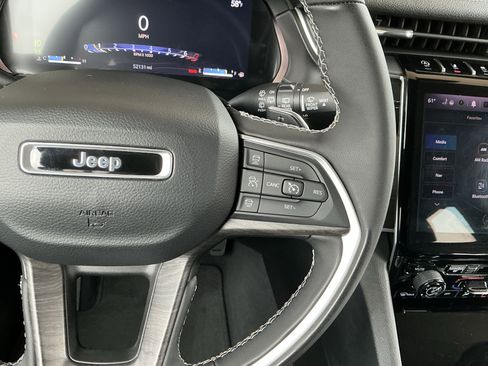 Used 2023 Jeep Grand Cherokee Limited image 13