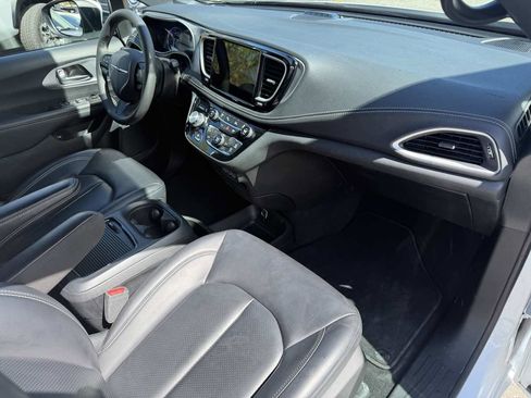Used 2023 Chrysler Pacifica Touring-L w/ S Appearance Package image 14