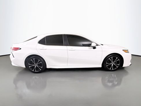 Used 2020 Toyota Camry SE image 11