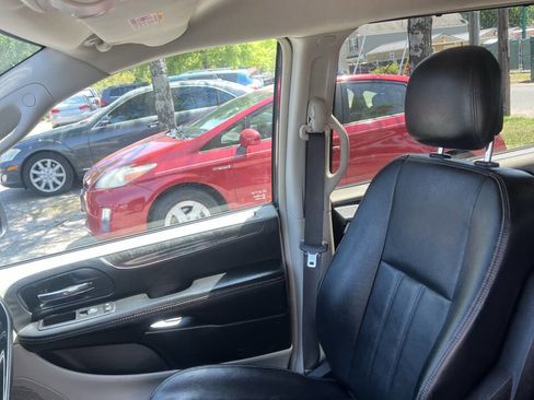 Used 2014 Chrysler Town & Country Touring FWD image 15