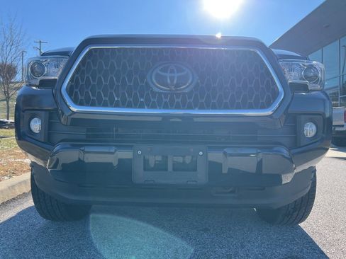 Used 2018 Toyota Tacoma TRD Sport image 9